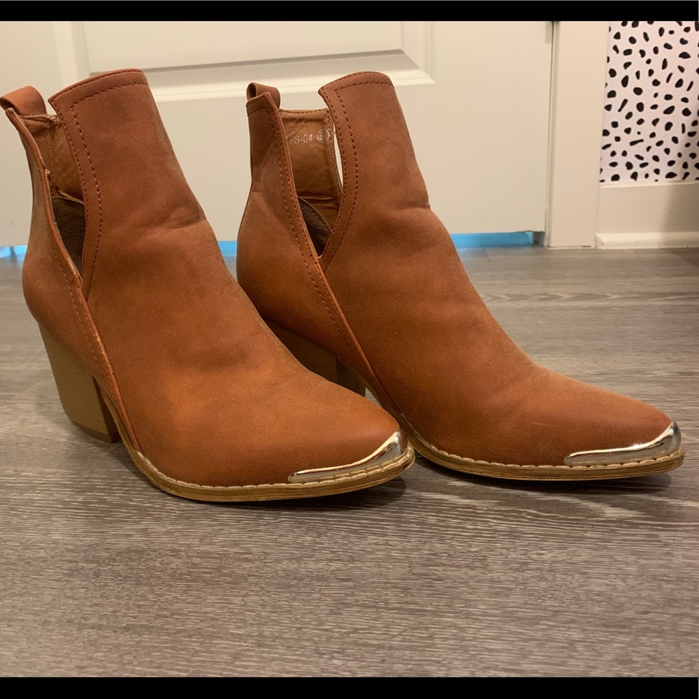 Metal toe booties